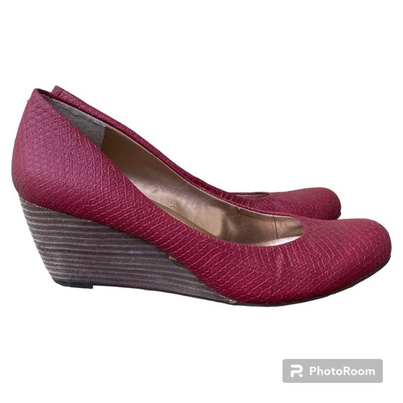 BCBGeneration Red Embossed Manmade Leather Wedges Women Size 9B 39 GUC - Picture 1 of 12